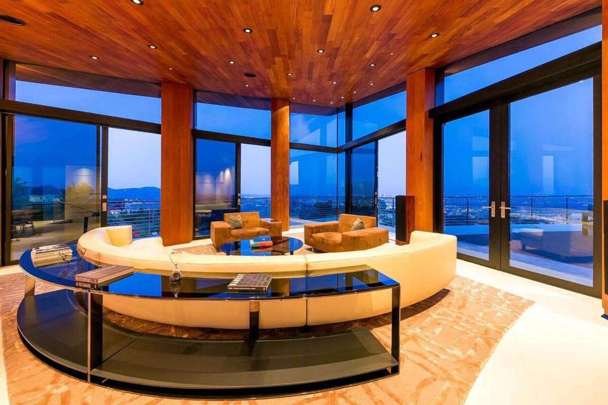 Modern With Unmatched Skyline Views Hébergement de vacances *