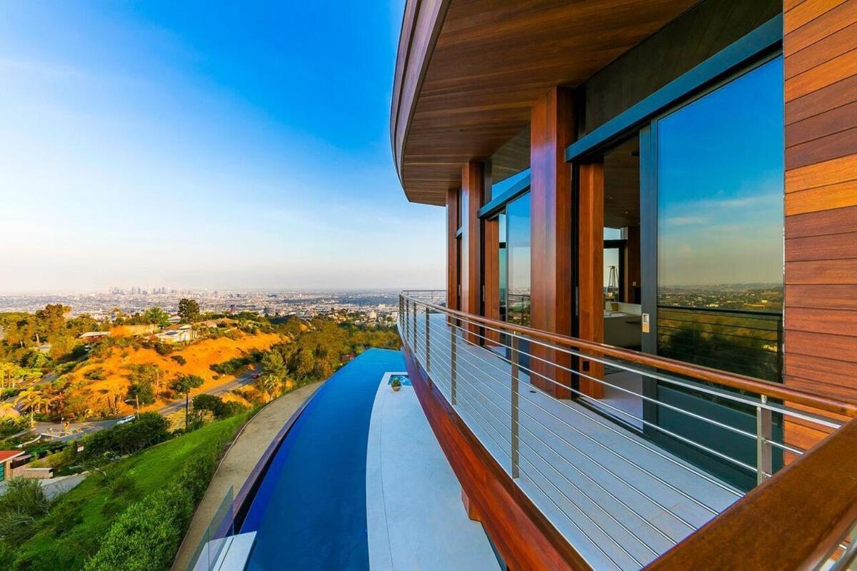 Modern With Unmatched Skyline Views Hébergement de vacances *