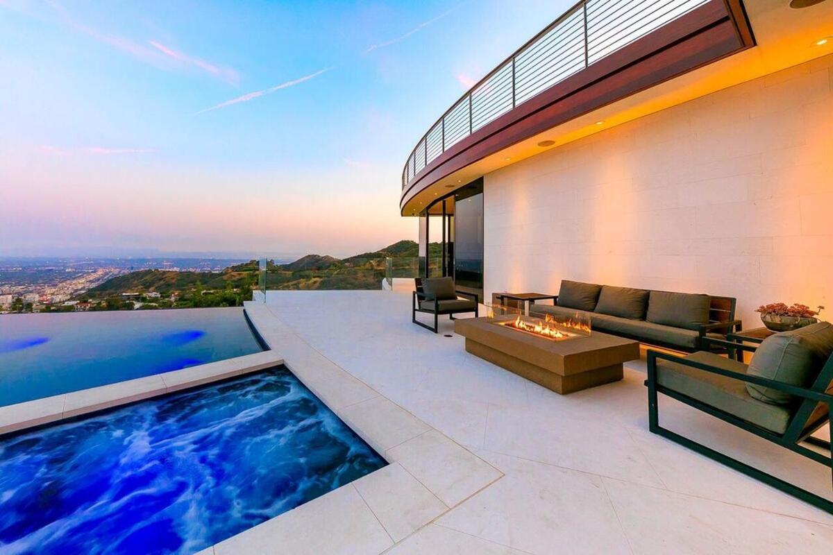 Hébergement de vacances Modern With Unmatched Skyline Views